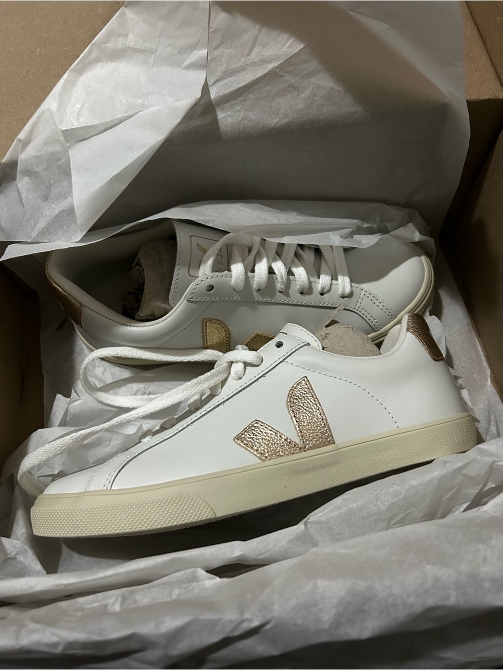 New in box Veja Esplar leather sneakers in white/gold - Picture 4 of 9